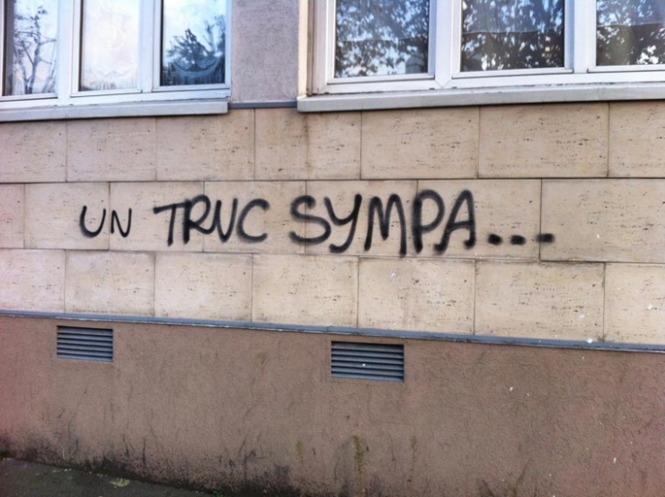 Illustration de l'article : Les Graffitivre: Des graffitis hilarants mais désordonnés faits par des gens complètement ivres !