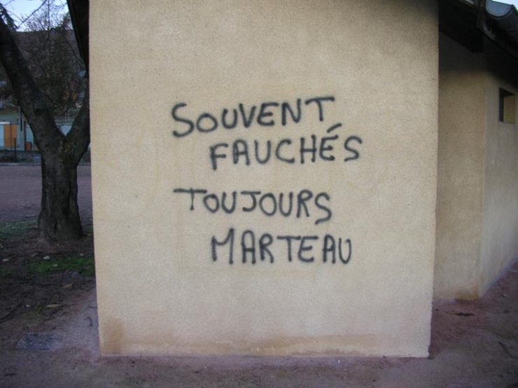 Illustration de l'article : Les Graffitivre: Des graffitis hilarants mais désordonnés faits par des gens complètement ivres !