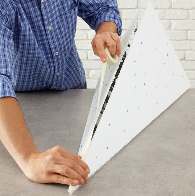Illustration de l'article : Il perce une feuille de plastique et ce qu’il crée ensuite est vraiment magique !