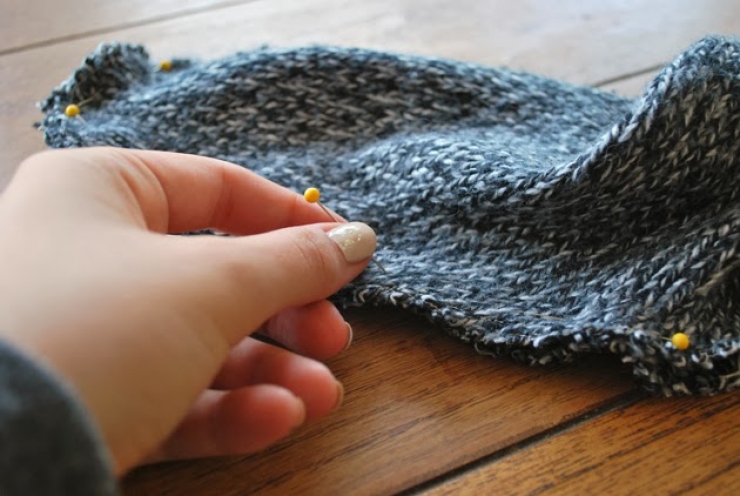 Illustration de l'article : En traçant le contour de son pied, elle réalise un truc épatant qu'il me faut absolument en hiver...