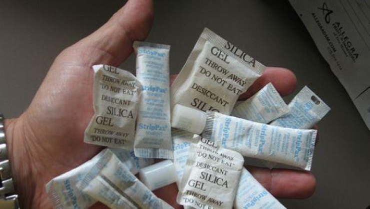 Illustration de l'article : Ne jetez plus ces sachets anti-humidité que vous trouvez dans vos chaussures, ils peuvent être très utiles !