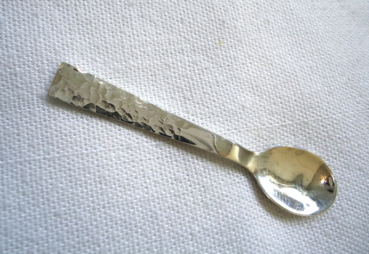 Illustration de l'article : Ne jetez plus ces sachets anti-humidité que vous trouvez dans vos chaussures, ils peuvent être très utiles !