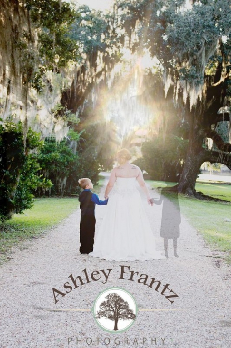 Illustration de l'article : En voyant ça sur sa robe de mariée, elle sait que sa fille morte lui envoie un message touchant...