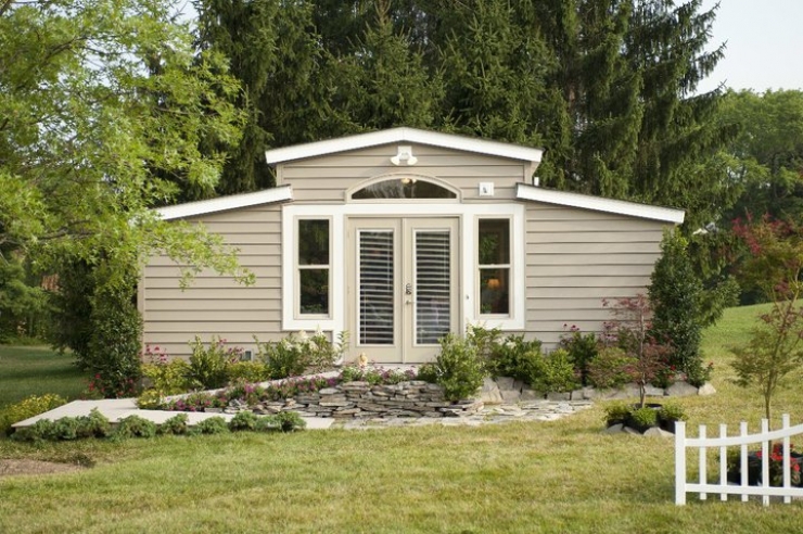 Illustration de l'article : Il refuse d'envoyer ses parents dans un hospice et les place là dedans... L'intérieur est stupéfiant !