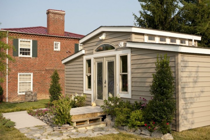 Illustration de l'article : Il refuse d'envoyer ses parents dans un hospice et les place là dedans... L'intérieur est stupéfiant !