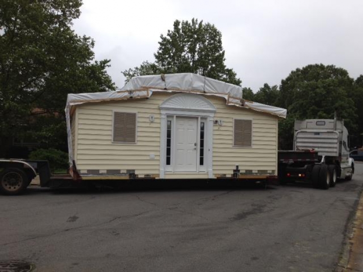 Illustration de l'article : Il refuse d'envoyer ses parents dans un hospice et les place là dedans... L'intérieur est stupéfiant !