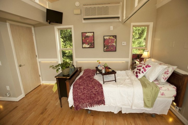 Illustration de l'article : Il refuse d'envoyer ses parents dans un hospice et les place là dedans... L'intérieur est stupéfiant !