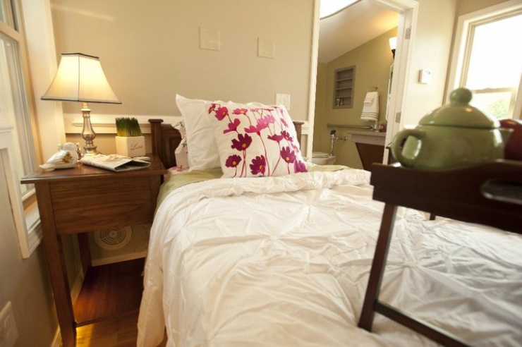 Illustration de l'article : Il refuse d'envoyer ses parents dans un hospice et les place là dedans... L'intérieur est stupéfiant !