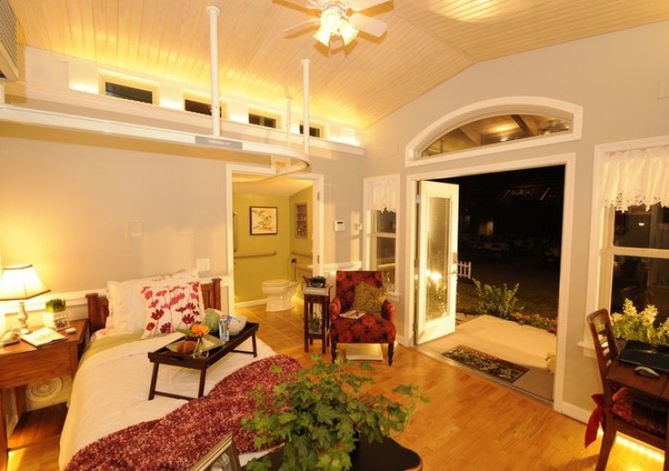 Illustration de l'article : Il refuse d'envoyer ses parents dans un hospice et les place là dedans... L'intérieur est stupéfiant !