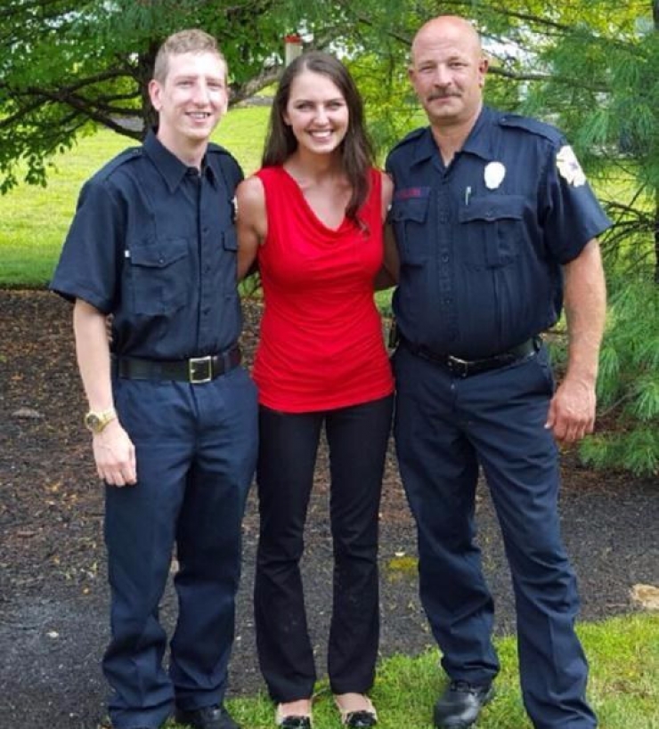 Illustration de l'article : Une serveuse paye l'addition de 2 pompiers mais ce sont eux qui lui font le plus beau des cadeaux...