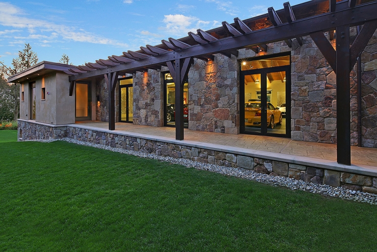 Illustration de l'article : Venez faire un tour dans le garage de cette maison magnifique, vous n'en reviendrez pas !