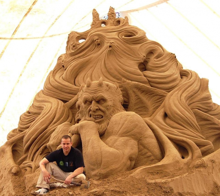 Illustration de l'article : Ses sculptures sur sable sont de v&eacute;ritables chefs-d'oeuvre