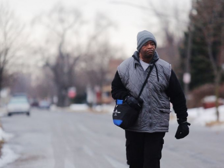 Illustration de l'article : Il marche 30 km par jour pour aller au travail, ce que les gens vont faire pour lui est absolument magnifique! Il reste un peu d'humanité dans ce monde de brutes!