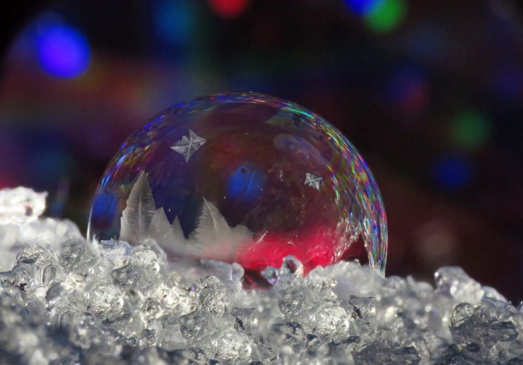 Illustration de l'article : Cette artiste r&eacute;alise ses oeuvres d'art &agrave; partir de bulles de savon gel&eacute;es