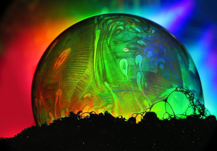 Illustration de l'article : Cette artiste r&eacute;alise ses oeuvres d'art &agrave; partir de bulles de savon gel&eacute;es