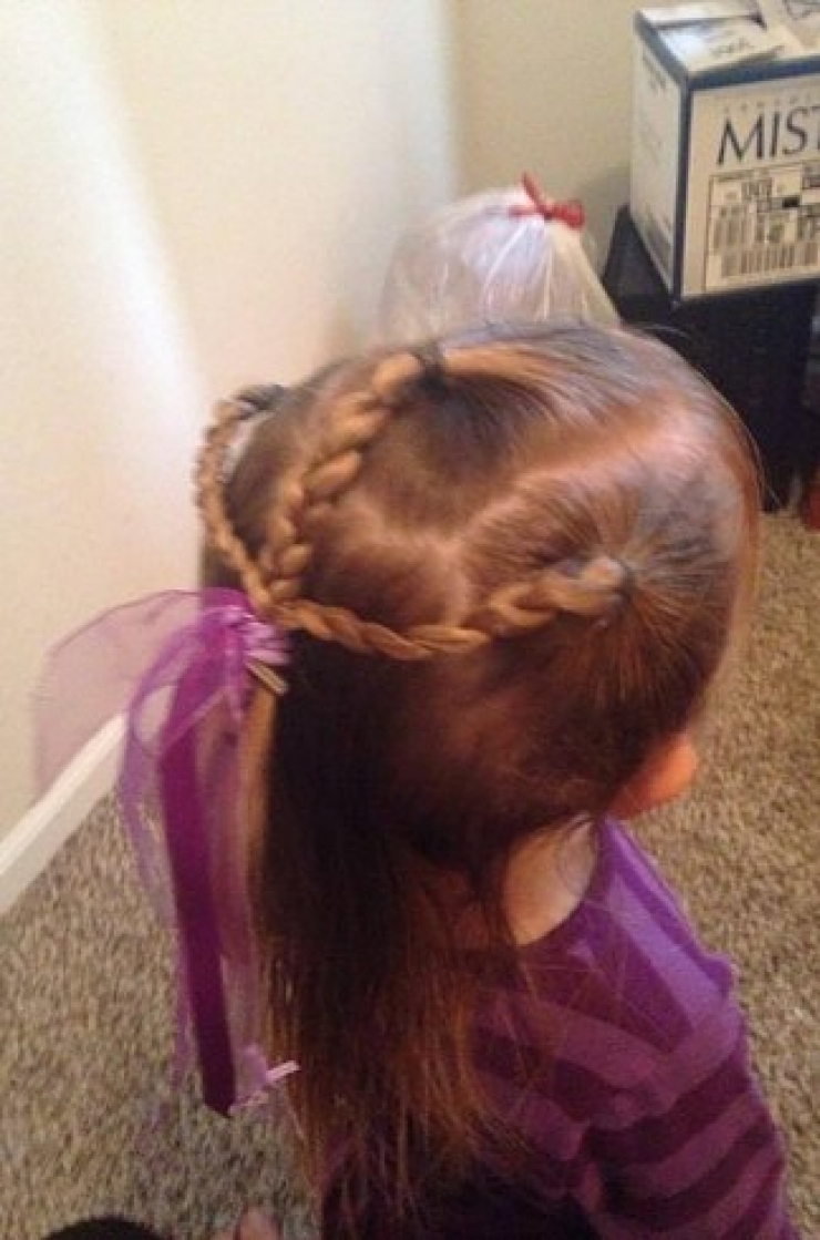 Illustration de l'article : Ce papa a pris des cours car il ne savait pas coiffer sa fille! Aujourd'hui ce qu'il est capable de faire est excellent! 