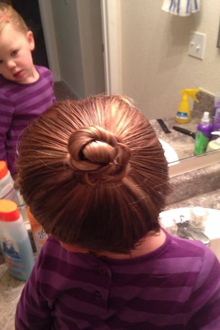 Illustration de l'article : Ce papa a pris des cours car il ne savait pas coiffer sa fille! Aujourd'hui ce qu'il est capable de faire est excellent! 