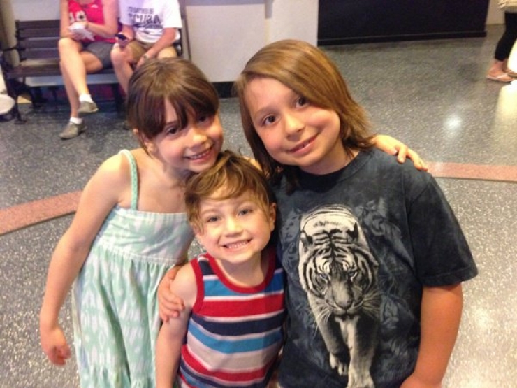 Illustration de l'article : Ce papa-g&eacute;nie d&eacute;cide de rendre les dessins de ses enfants plus attrayants en les colorants