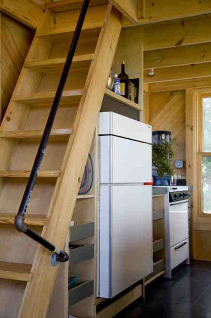 Illustration de l'article : Comme son p&egrave;re voulait une maisonnette sur une &icirc;le, elle a d&eacute;cid&eacute; de lui construire...Et quel r&eacute;sultat !