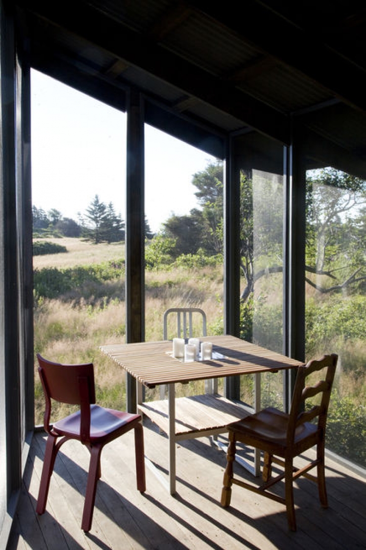 Illustration de l'article : Comme son p&egrave;re voulait une maisonnette sur une &icirc;le, elle a d&eacute;cid&eacute; de lui construire...Et quel r&eacute;sultat !