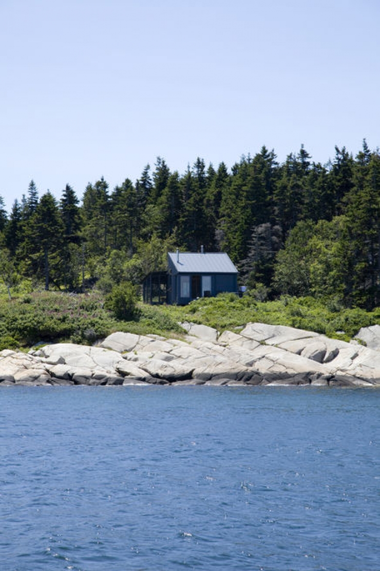 Illustration de l'article : Comme son p&egrave;re voulait une maisonnette sur une &icirc;le, elle a d&eacute;cid&eacute; de lui construire...Et quel r&eacute;sultat !