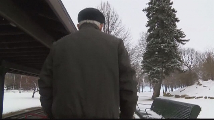 Illustration de l'article : Voil&agrave; 2 ans qu'il se rend tous les jours sur le banc de ce parc pour une raison magnifique !