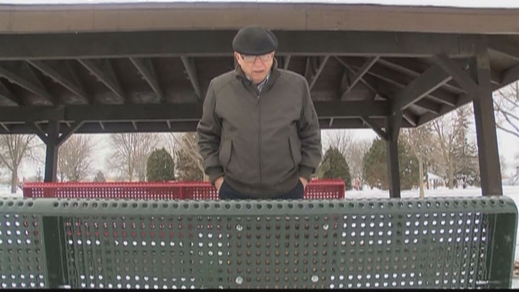 Illustration de l'article : Voil&agrave; 2 ans qu'il se rend tous les jours sur le banc de ce parc pour une raison magnifique !