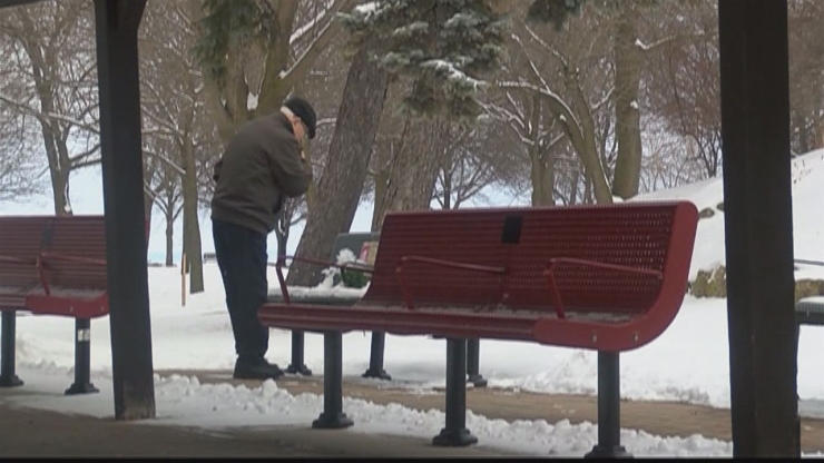Illustration de l'article : Voil&agrave; 2 ans qu'il se rend tous les jours sur le banc de ce parc pour une raison magnifique !