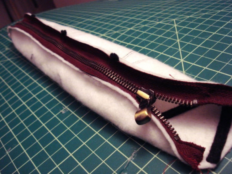 Illustration de l'article : DIY : un vieux pull avec une bouche de chat &agrave; fermeture &eacute;clair &agrave; r&eacute;aliser soi m&ecirc;me !