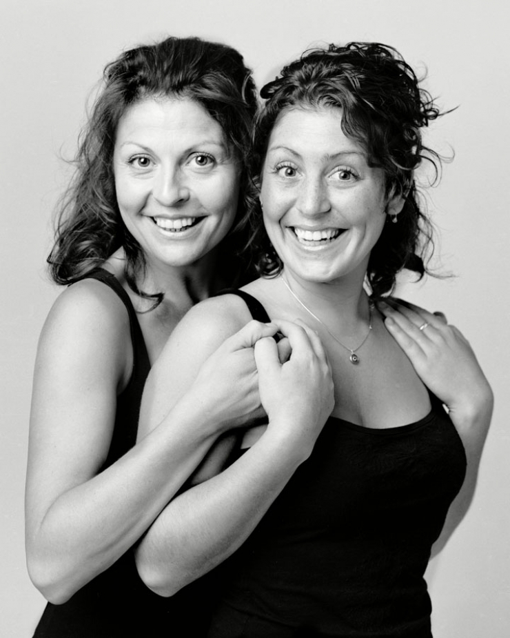 Illustration de l'article : Ces deux femmes semblent &ecirc;tre jumelles et pourtant la v&eacute;rit&eacute; est bien plus impressionnante que &ccedil;a !