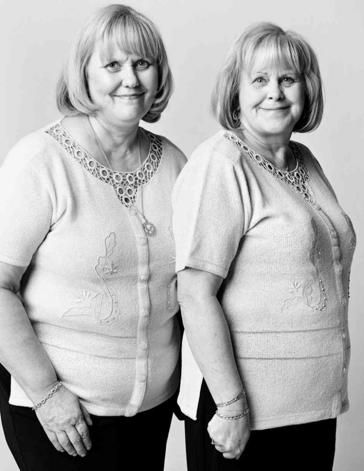 Illustration de l'article : Ces deux femmes semblent &ecirc;tre jumelles et pourtant la v&eacute;rit&eacute; est bien plus impressionnante que &ccedil;a !