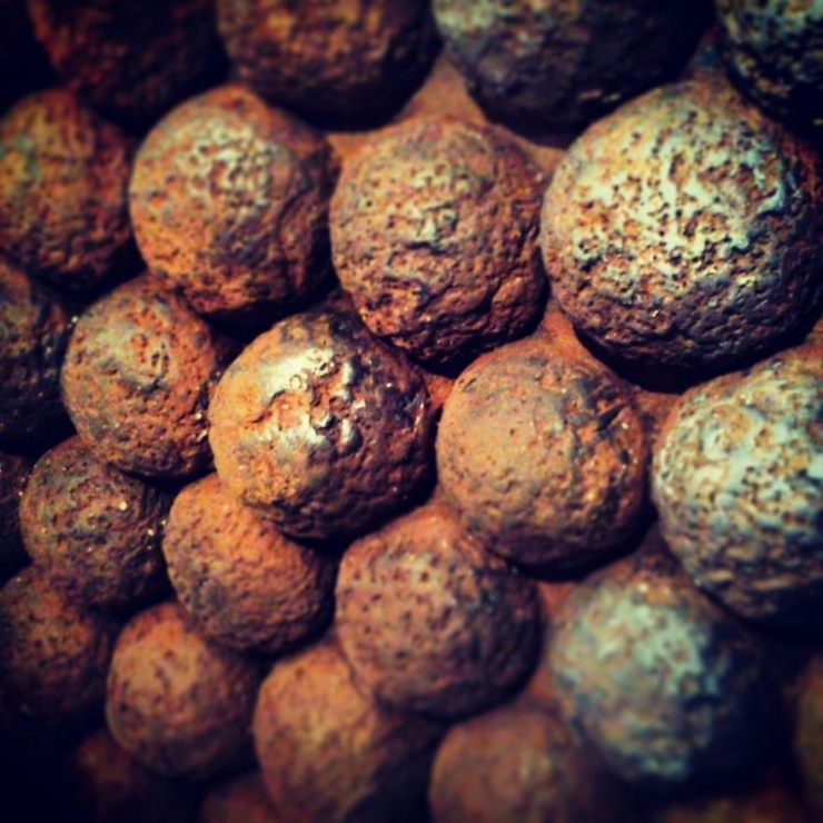 Illustration de l'article : Il cr&eacute;e un mur constitu&eacute; de plus de 700 boulets de canon