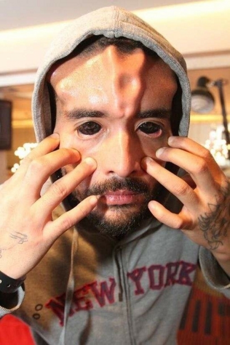 Illustration de l'article : Pr&ecirc;t &agrave; tout pour ressembler &agrave; Cr&acirc;ne Rouge, le super-vilain de Marvel 