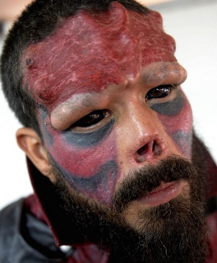 Illustration de l'article : Pr&ecirc;t &agrave; tout pour ressembler &agrave; Cr&acirc;ne Rouge, le super-vilain de Marvel 