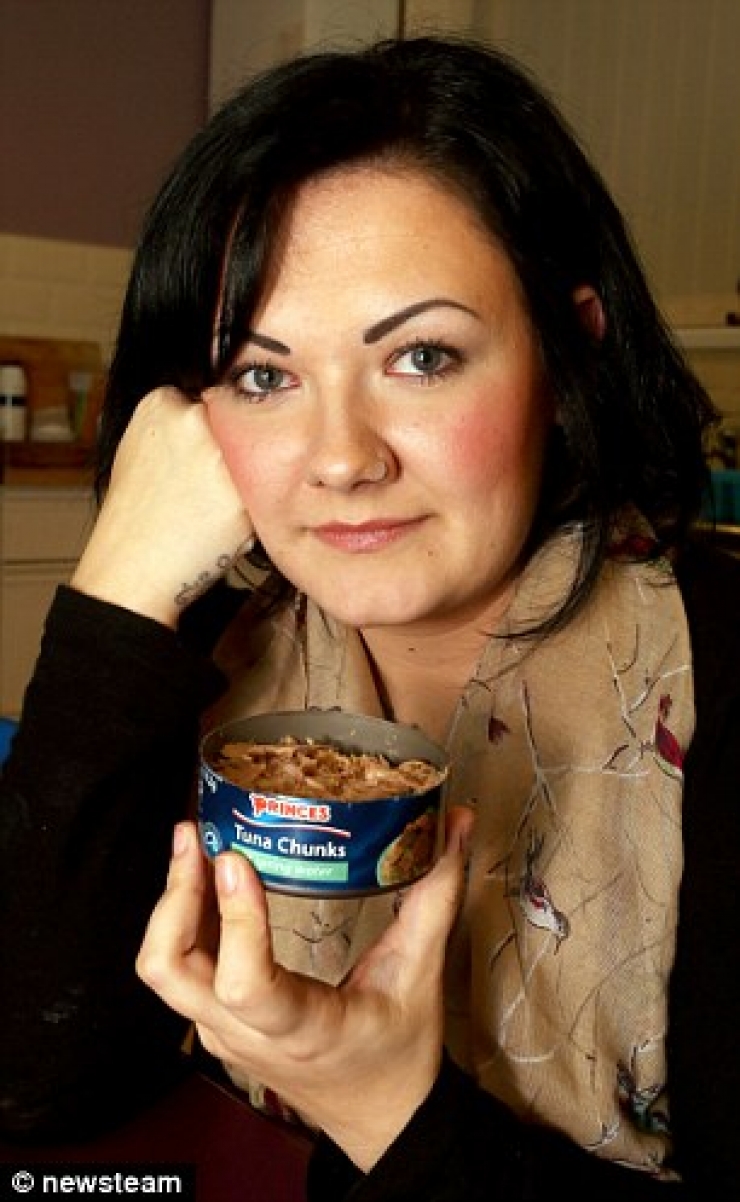 Illustration de l'article : Ce que cette dame a trouvé dans sa boîte de conserve de thon est hallucinant !