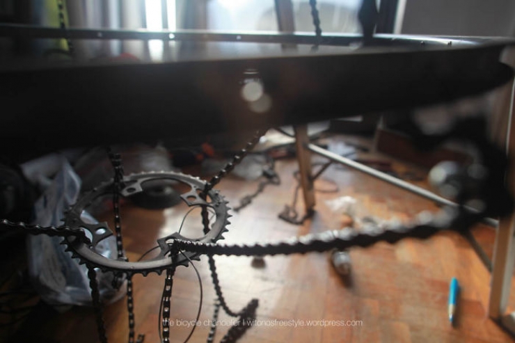 Illustration de l'article : Un lustre fabriqu&eacute; &agrave; partir des &eacute;l&eacute;ments d'un vieux v&eacute;lo.