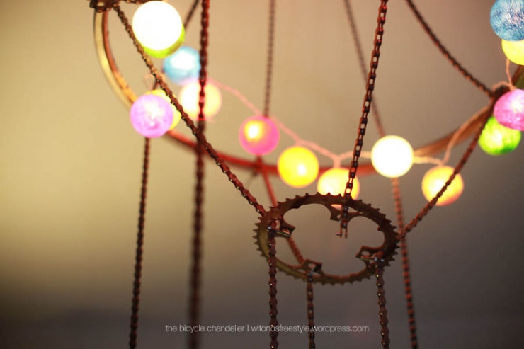 Illustration de l'article : Un lustre fabriqu&eacute; &agrave; partir des &eacute;l&eacute;ments d'un vieux v&eacute;lo.