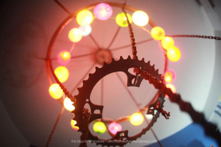 Illustration de l'article : Un lustre fabriqu&eacute; &agrave; partir des &eacute;l&eacute;ments d'un vieux v&eacute;lo.