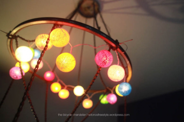 Illustration de l'article : Un lustre fabriqu&eacute; &agrave; partir des &eacute;l&eacute;ments d'un vieux v&eacute;lo.