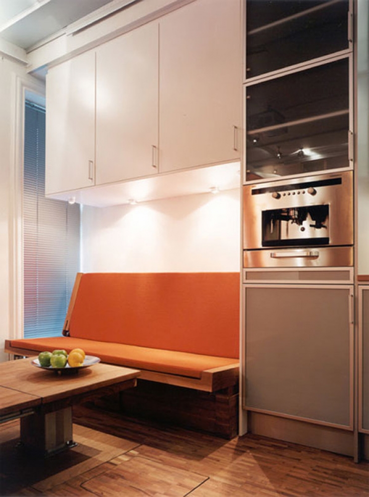 Illustration de l'article : De l'ext&eacute;rieur cette roulotte semble assez &eacute;trange mais l'int&eacute;rieur m'a laiss&eacute; bouche b&eacute;e! Joli travail!