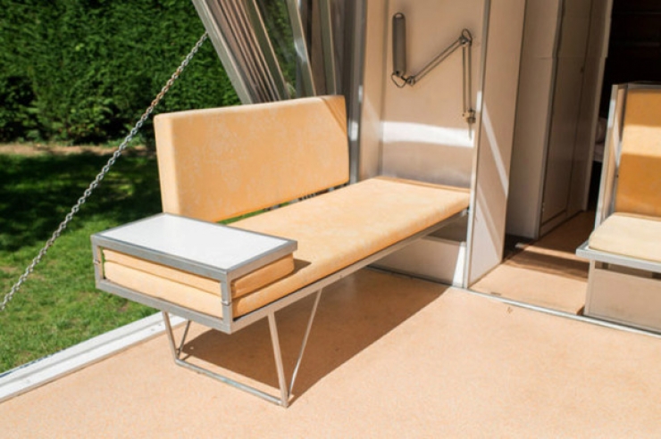 Illustration de l'article : De l'ext&eacute;rieur cette roulotte semble assez &eacute;trange mais l'int&eacute;rieur m'a laiss&eacute; bouche b&eacute;e! Joli travail!