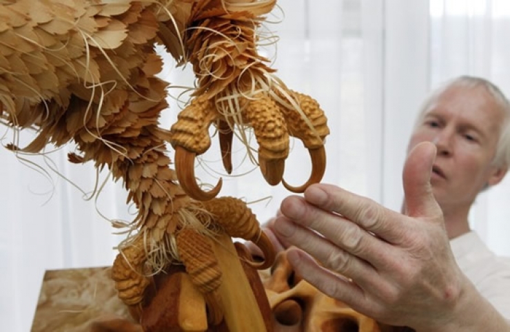 Illustration de l'article : Il r&eacute;alise de splendides sculptures &agrave; partir de copeaux de bois