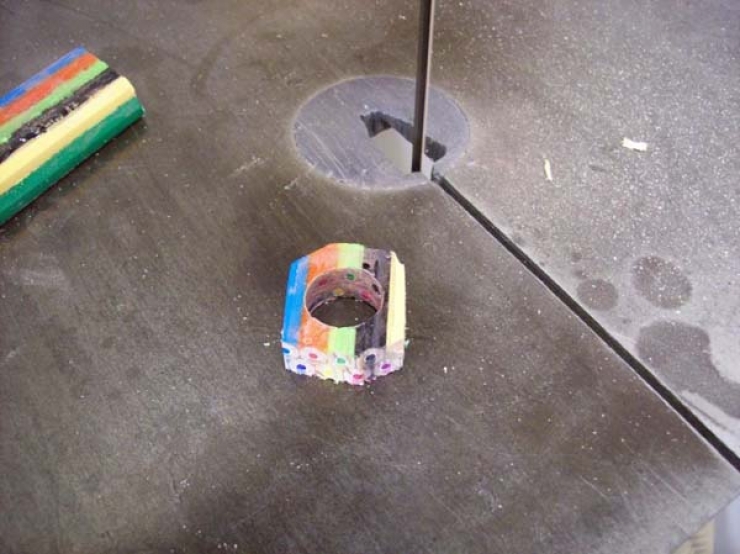 Illustration de l'article : Ce qu'il fait avec ces crayons de couleur coll&eacute;s ensemble tient du pur g&eacute;nie !