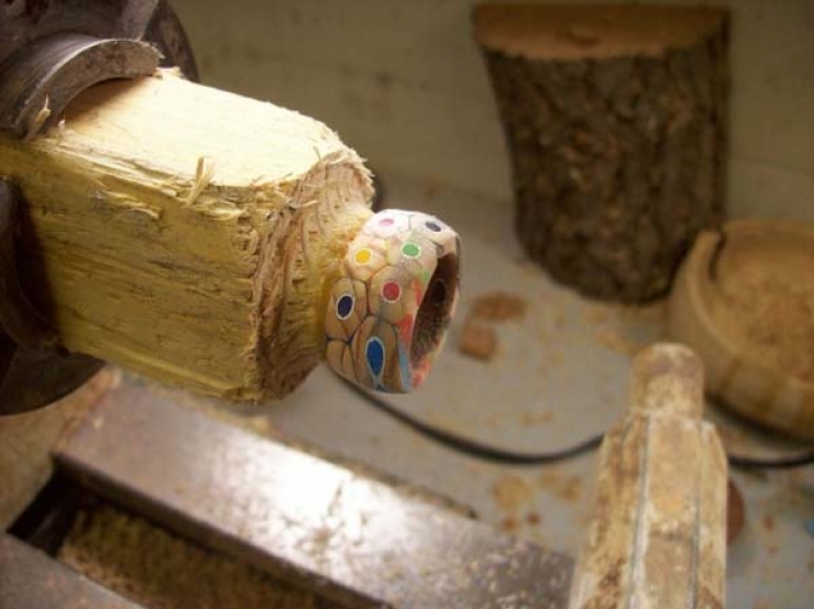 Illustration de l'article : Ce qu'il fait avec ces crayons de couleur coll&eacute;s ensemble tient du pur g&eacute;nie !