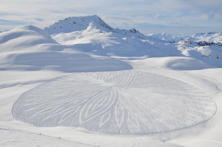 Illustration de l'article : Cet homme qui semble simplement se promener dans la neige a un sacr&eacute; sens artistique! Regardez ce qu'il fait...