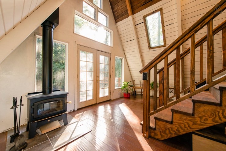 Illustration de l'article : Cette petite maison en forme de toit dispose d'un intérieur magnifique! Petite visite guidée...