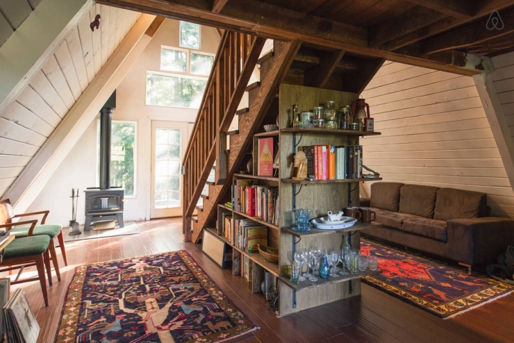 Illustration de l'article : Cette petite maison en forme de toit dispose d'un intérieur magnifique! Petite visite guidée...