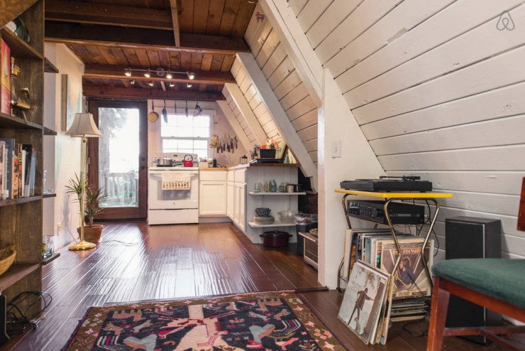 Illustration de l'article : Cette petite maison en forme de toit dispose d'un intérieur magnifique! Petite visite guidée...