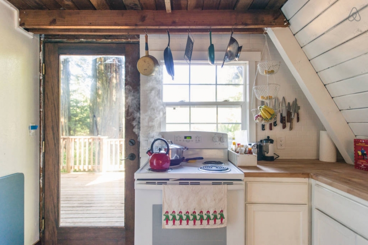 Illustration de l'article : Cette petite maison en forme de toit dispose d'un intérieur magnifique! Petite visite guidée...