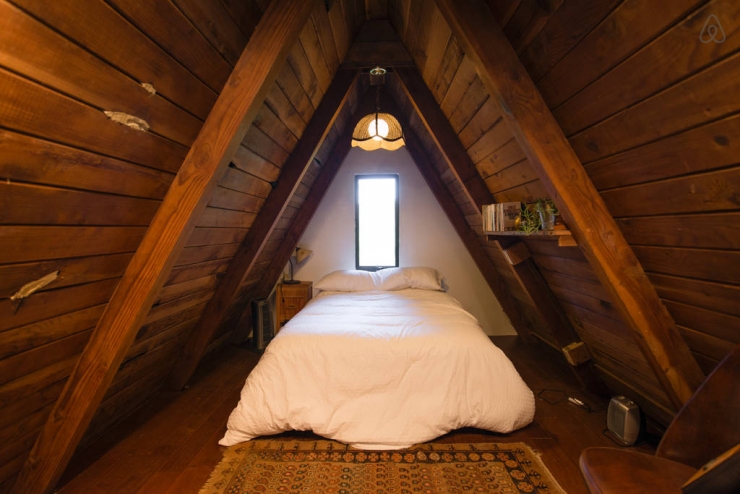 Illustration de l'article : Cette petite maison en forme de toit dispose d'un intérieur magnifique! Petite visite guidée...